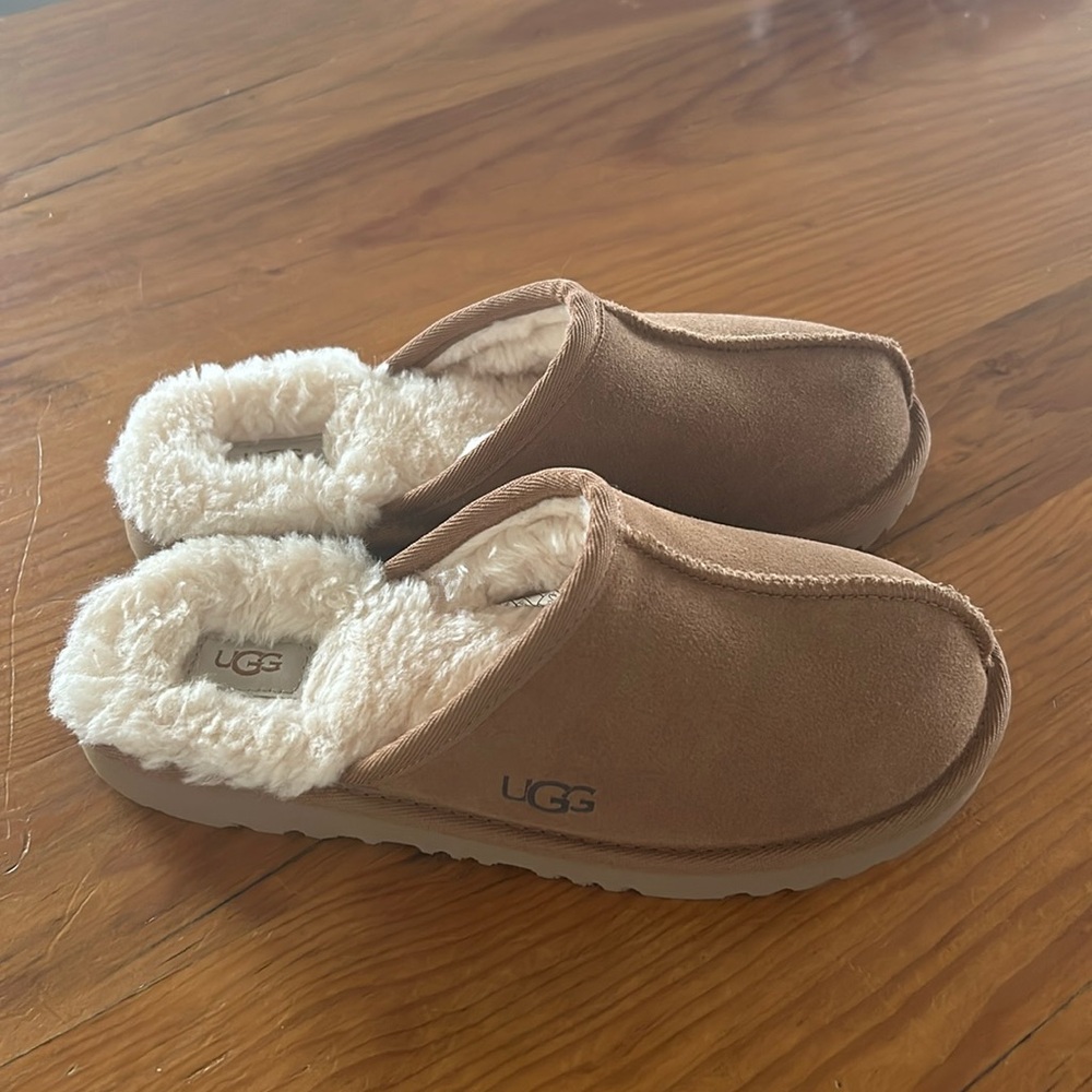 Ugg slides/slippers NWOB kids size 4..can fit a women’s 6